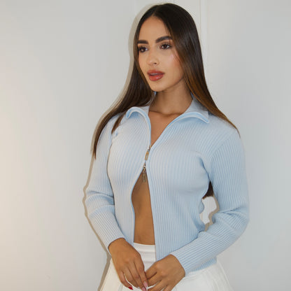 Buzo Alicia OneFive vista frontal tejido acanalado azul celeste cierre metálico