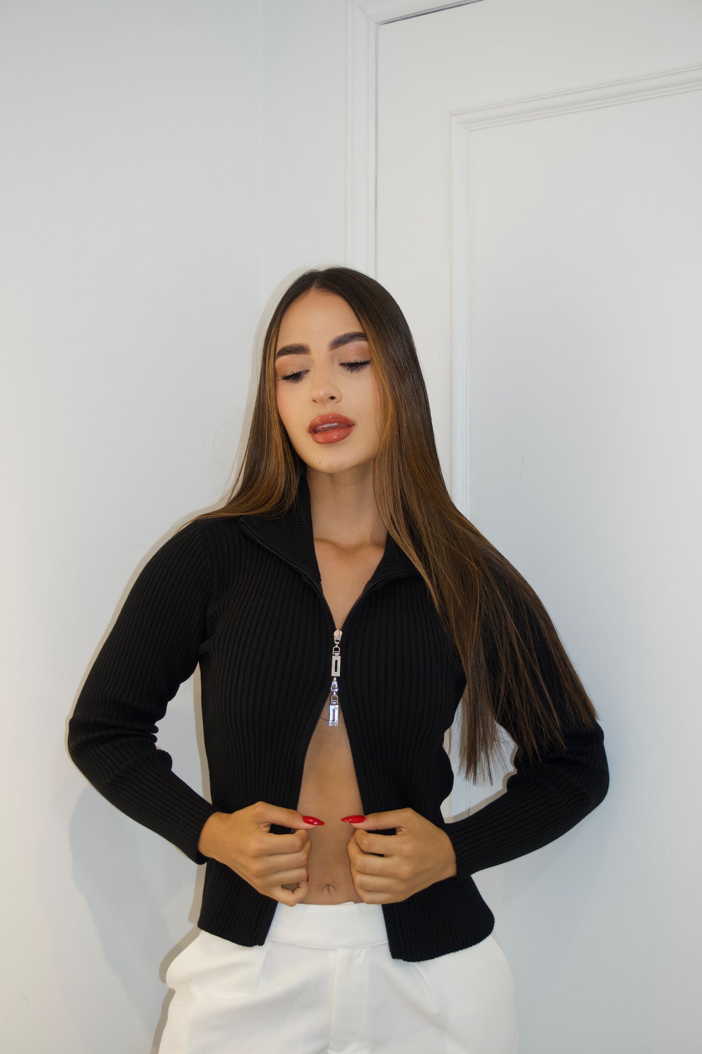 Buzo Alicia OneFive vista frontal tejido acanalado negro cierre metálico
