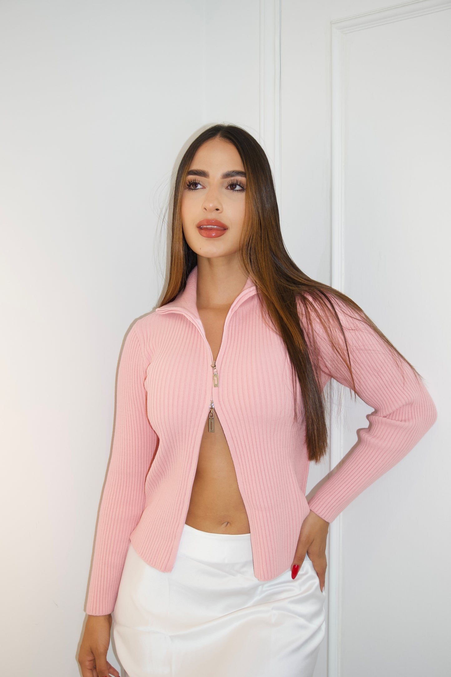 Buzo Alicia OneFive vista frontal tejido acanalado rosado cierre metálico