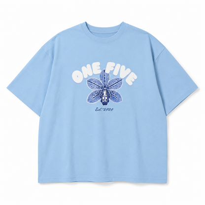 Oversize Entre Flores OneFive vista frontal estampado orquídea azul celeste