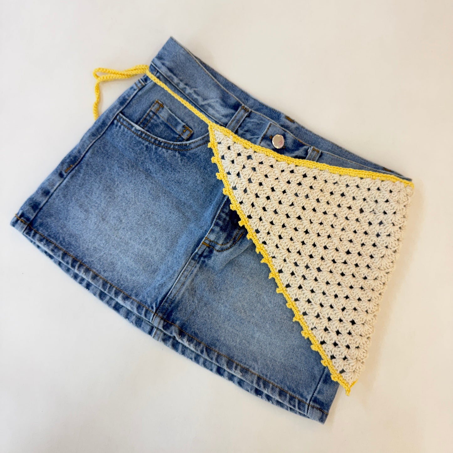 Pañoleta Tejida OneFive crochet beige borde Amarillo detalle