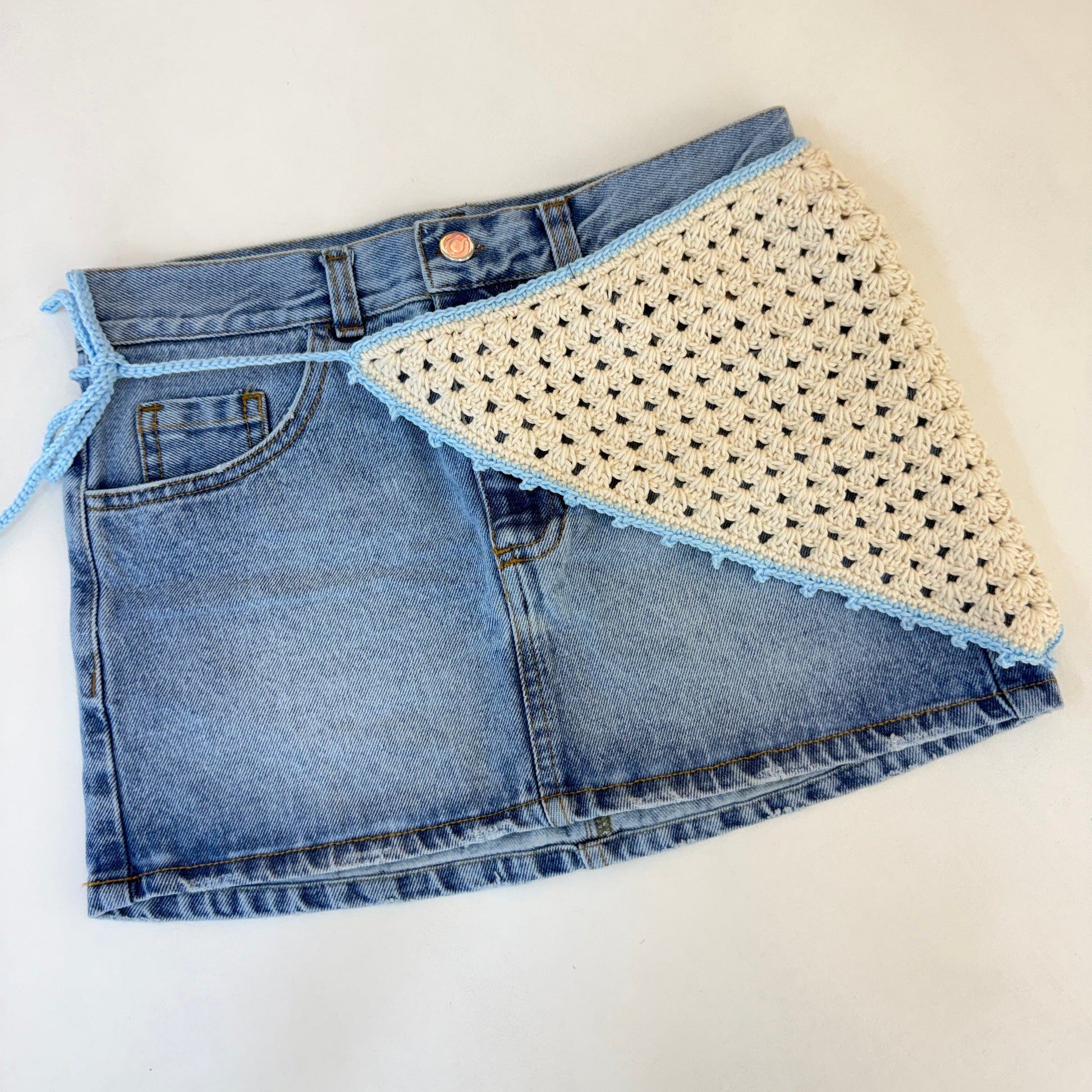 Pañoleta Tejida OneFive crochet beige borde Azul celeste detalle