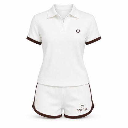 Set Anya OneFive vista frontal polo y short tela galleta blanco ribetes chocolate